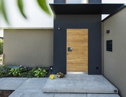 Moderne Haustür mit verdeckt liegendem Rahmen in Eiche Altholzcharakter