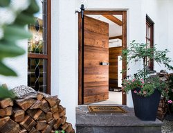 Haustür mit original Altholz auf der Türaußenseite