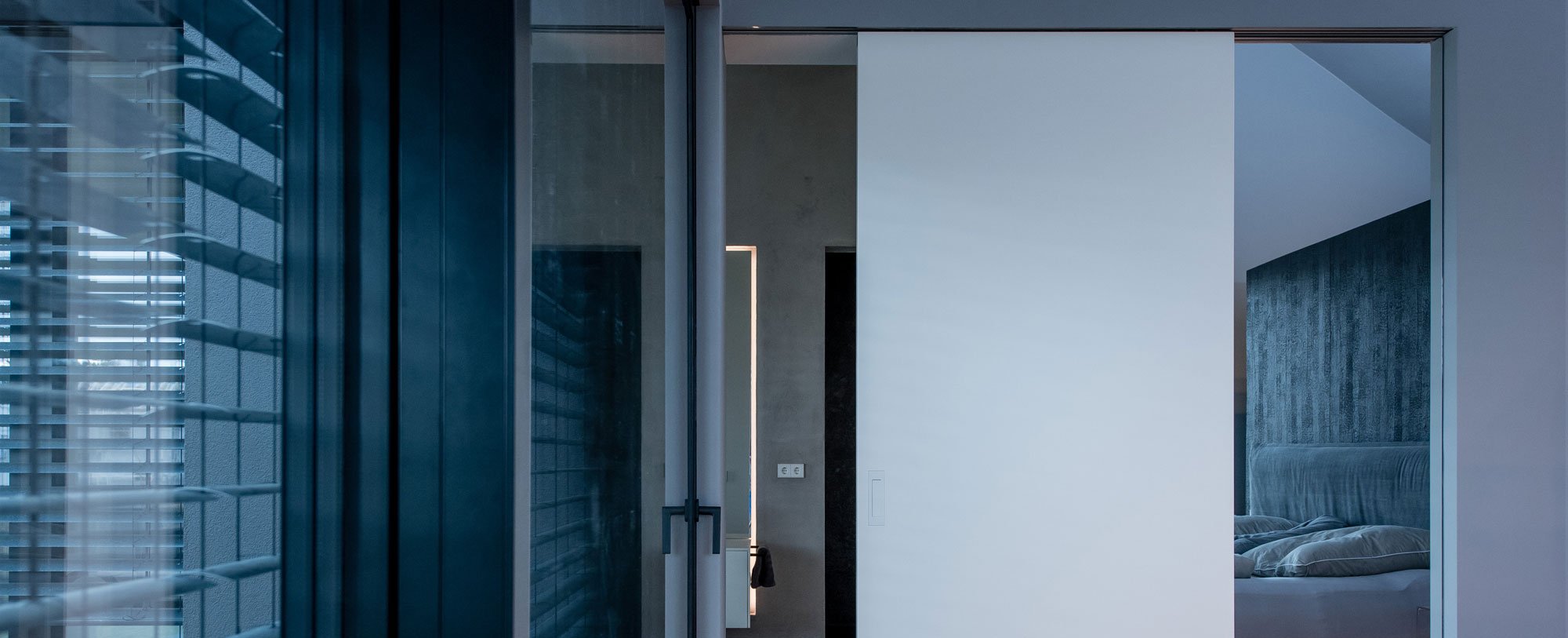 Schiebetür als Raumtrenner: Die Tür kann flexibel vor das Bad oder Schlafzimmer geschoben werden