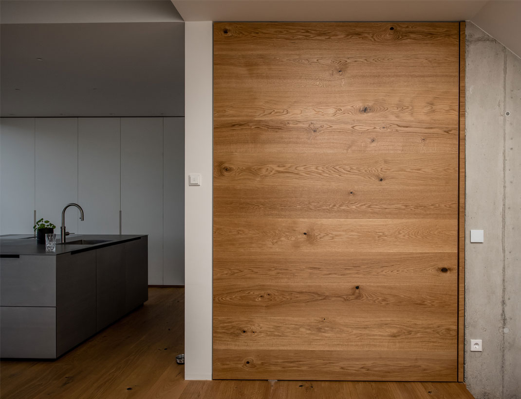 Raumhohe, überdimensionale Pivottür SVING-Holz, Besonderheit: Tür wurde bauseits Parkett, passend zum Boden belegt. (Projekt Architektenhaus Stuttgart).