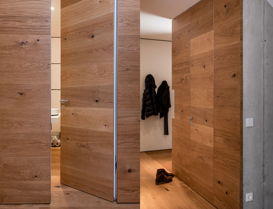 Raumhohe, zargenlose Tür, bauseits passend zum Boden- und Wandverlauf mit Bodendielen belegt (Projekt Architektenhaus Stuttgart).