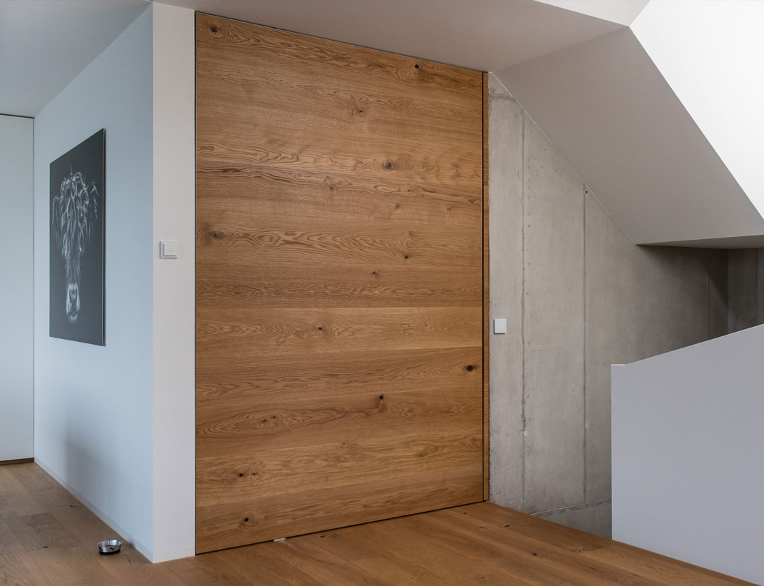 Raumhohe Pivottür, Besonderheit: Tür wurde bauseits beidseitig mit Parkett, passend zum Boden belegt. (Projekt Architektenhaus Stuttgart).