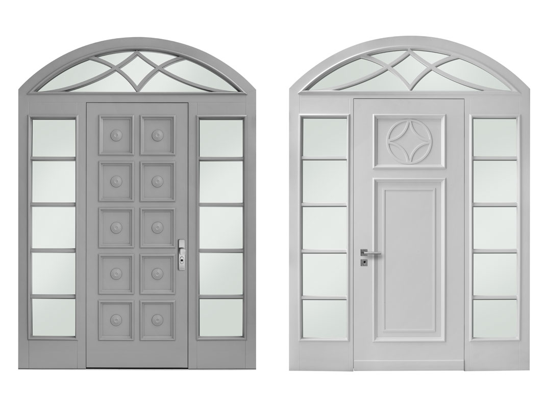 Klassiche Haustür mit Oberlicht in Bogenausführung, Design nach Kundenwunsch (links: Außenseite I rechts: Innenseite)