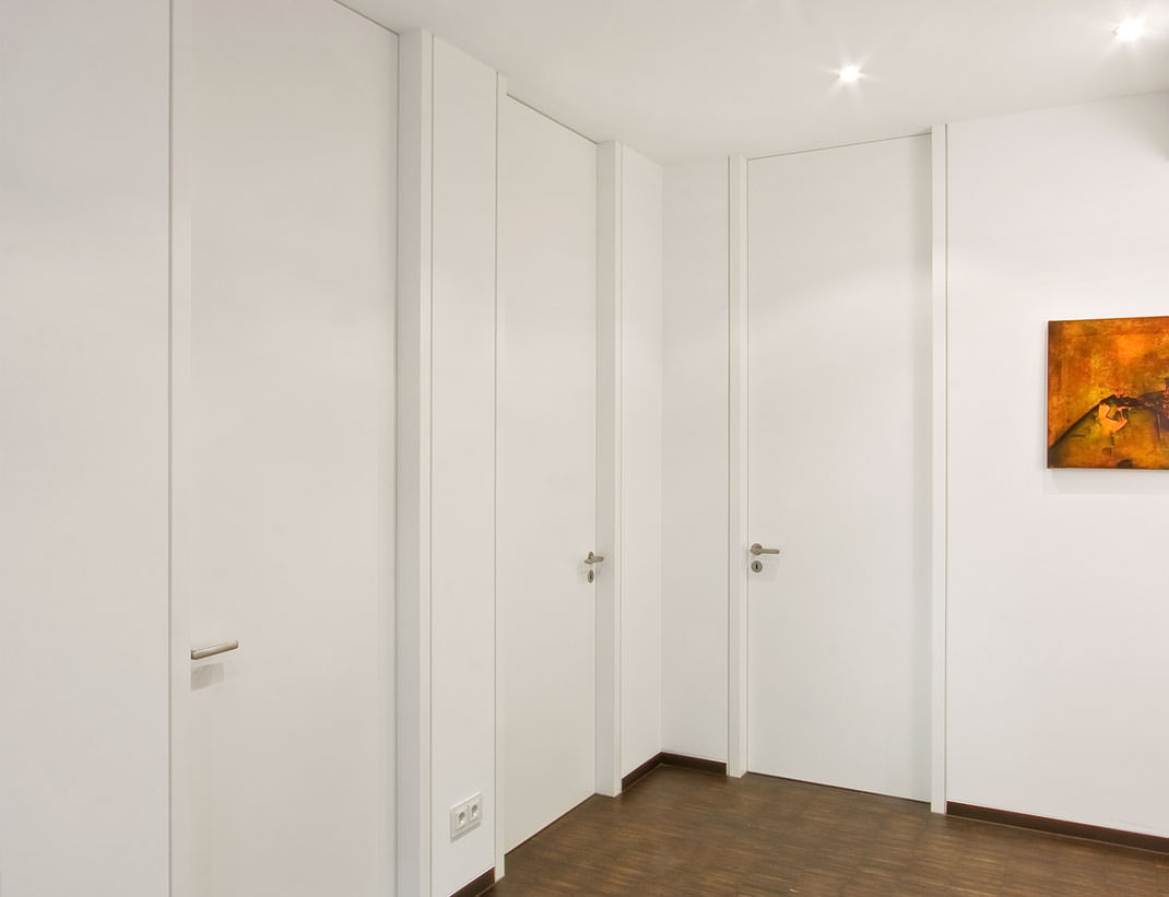 Wandbündige, raumhohe Türen Modell INTRA UZ mit Unterzarge in hochwertiger Schleiflackoberfläche.
