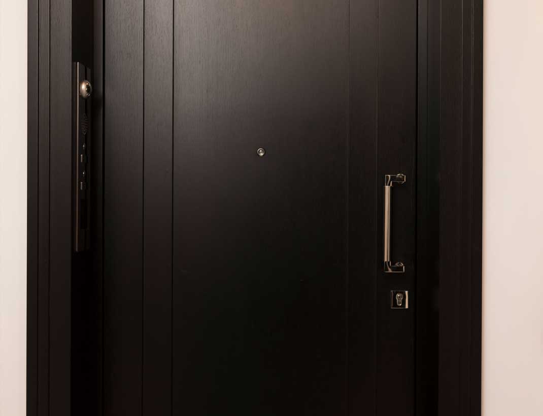 Detail Eingangstüren mit schlichten FüllungenDetail Eingangstüren mit schlichten Füllungen und Sicherheitsbeschlag